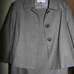 Like new! Tahari Arthur S. Levine suit size 14